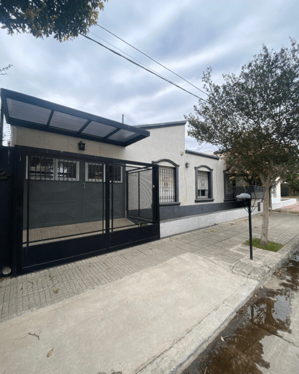 CASA EN VENTA - BARRIO LAS ROSAS - Image 2